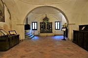 37 Particolare dell'ampio atrio tra chiesa superiore e chiesa-cripta inferiore